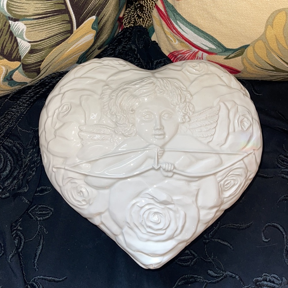 Beautiful ceramic heart shape box!